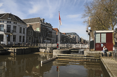 909603 Gezicht op de Weerdsluis te Utrecht, met links het hoekpand Weerdsingel W.Z. 66 en rechts daarvan de panden ...